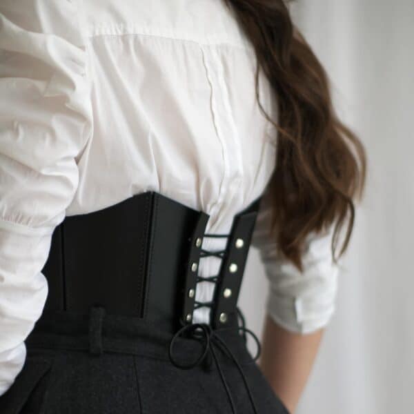 Corset en cuir pleine fleur tanné végétal de haute qualité Noir avec serpent gravé au laser détails en Quincaillerie nickelée et Cordon en nylon conçu à la main en Grèce.