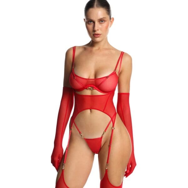 Frau trägt ein rotes Dessous-Set aus strapazierfähigem technischem Mesh mit goldenen Details.