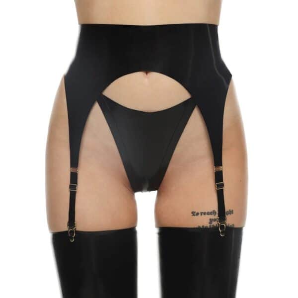 Frau trägt Schwarzen Strapsgürtel aus Naturlatex