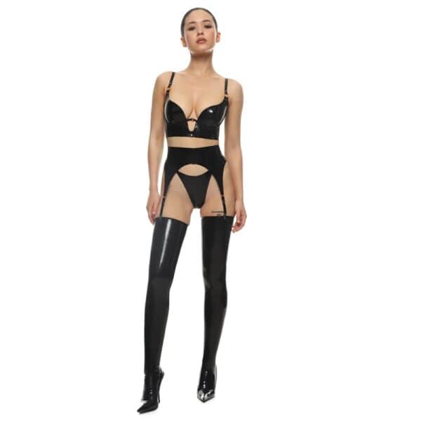 Latex Dessous Set mit einem schwarzen Naturlatex-BH, einem schwarzen Strapsgürtel aus Naturlatex und schwarzen Latexstrümpfen