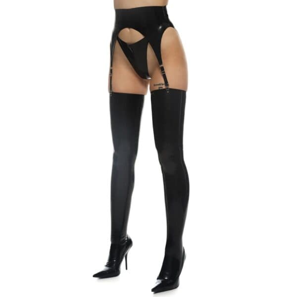 Latex-Dessous mit schwarzem Strapsgürtel aus Naturlatex und schwarzen Latexstrümpfen