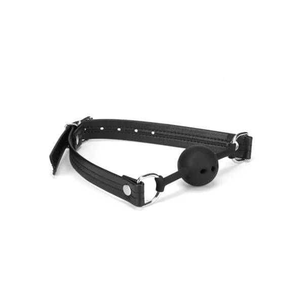 Atmungsaktiver Ballknebel aus der Black Bond-Kollektion mit perforiertem Silikonball für optimalen Tragekomfort. Riemen aus schwarzem, recyceltem Leder für intensive und lang anhaltende Unterwerfung.