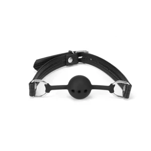 Atmungsaktiver Ballknebel aus der Black Bond-Kollektion mit perforiertem Silikonball für optimalen Tragekomfort. Riemen aus schwarzem, recyceltem Leder für intensive und lang anhaltende Unterwerfung.