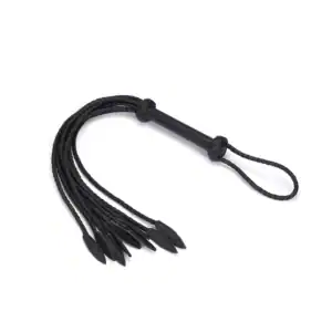 Látigo de nueve colas de cuero negro trenzado con púas de cuero. Ligero y práctico accesorio BDSM con agarre firme y discreto lazo de suspensión.