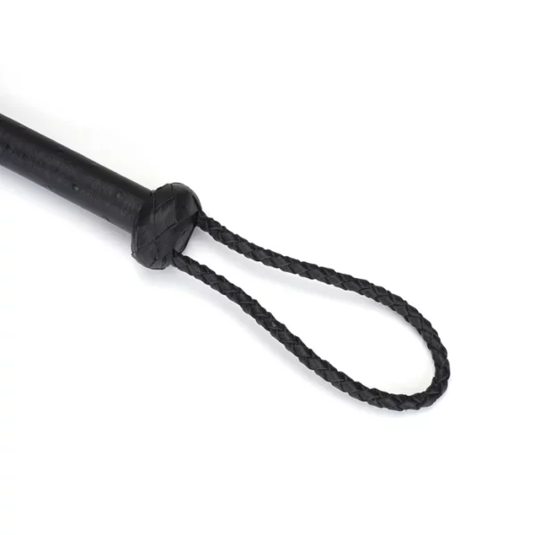 Fouet à neuf queues en cuir noir tressé avec pointes de cuir. Accessoire BDSM léger et maniable, avec prise ferme et boucle de suspension discrète.
