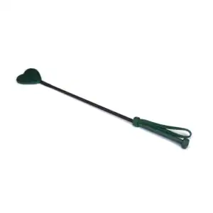 La cravache en cuir à embout cœur de la collection Mossy Chic allie cuir vert profond et finition métallique dorée. Son embout en forme de cœur imprime des traces délicates mais marquantes, tandis que le manche en cuir tressé assure une prise parfaite. La dragonne en cuir permet un contrôle optimal, créant un équilibre parfait entre élégance et discipline. À combiner avec d'autres accessoires de la collection pour des jeux BDSM raffinés.