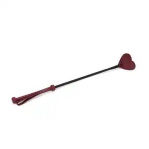Fusta de cuero rojo vino con punta en forma de corazón. Mango trenzado y correa de cuero para un control preciso. Elegante, ligero y perfecto para juegos BDSM refinados.