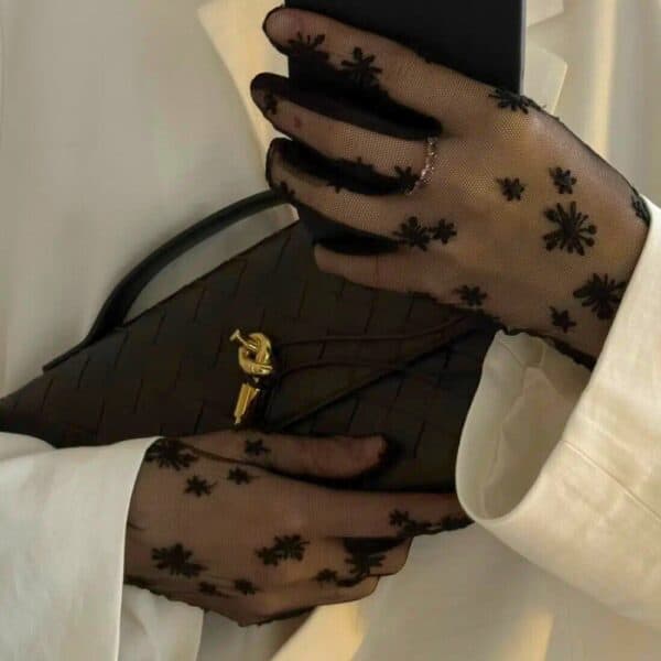 Gants longs en résille stretch noire avec Dentelle élastique européen et finitions métal plaqué or