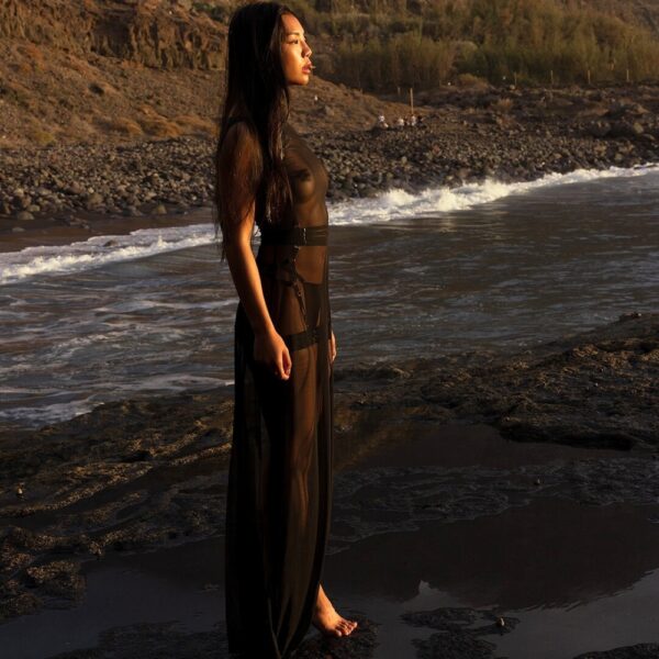 Robe en résille stretch noire longue tombé fluide fente haute sur la cuisse