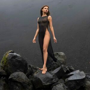 Robe en résille stretch noire longue tombé fluide fente haute sur la cuisse