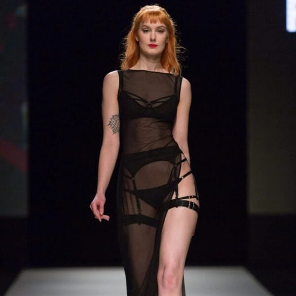 Robe en résille stretch noire longue tombé fluide fente haute sur la cuisse