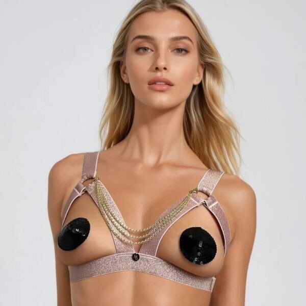 MAISON LIBERTINE - Mademoiselle Soutien-Gorge Ouvert Rose Disponible en noir brillant, en rouge ou en rose, ce modèle élégant est orné de chaînes plaquées or, ajoutant une touche de luxe et de sensualité à votre tenue.