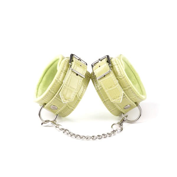 Melon Yellow Bondage Kit LIEBE SEELE, 9 piezas: venda para los ojos, mordaza de bola, collar con plomo, esposas para muñecas y tobillos, paleta, flogger, hogtie, mini masajeador, imitación de cuero amarillo melón, hebillas ajustables.
