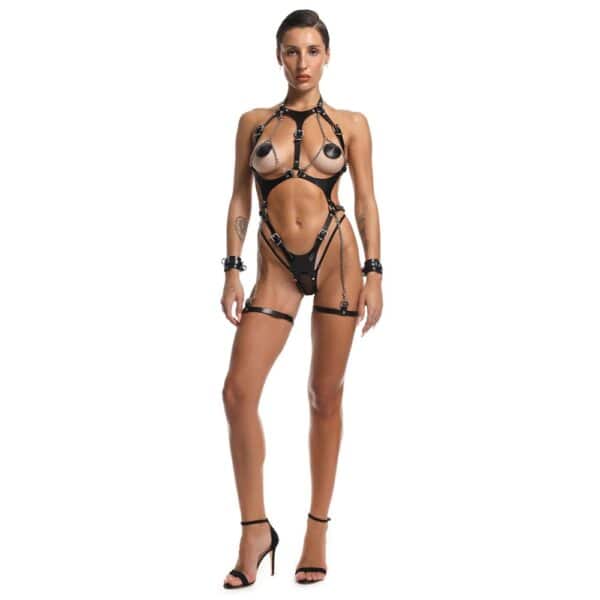 Женщина в черном кожаном жгуте ORA от ANOESES, BDSM-комплект с цепями и металлическими деталями.