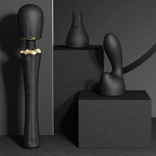 Packshot Wand Vibrator Schwarz aus Silikon und palstischem ABS Spritzwassergeschützt 5 Vibrationsmodi mit zwei Silikonaufsätzen inklusive