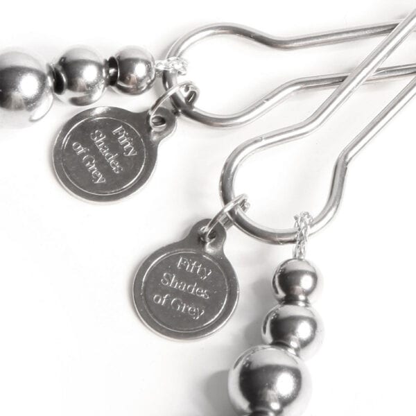 Adjustable nipple clamps in nickel-silver-free metal with silicone tips and weighted chain