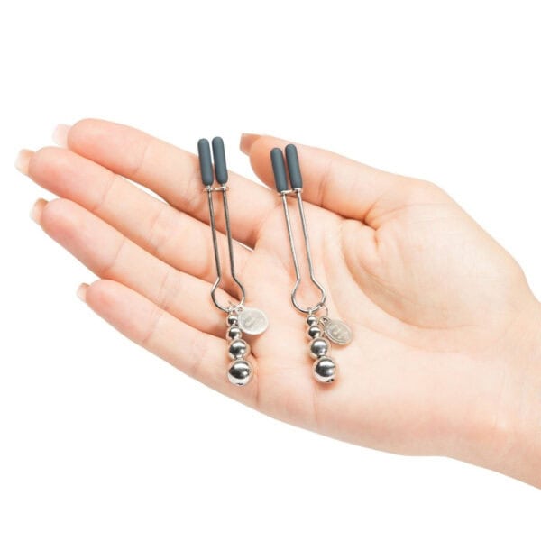 Adjustable nipple clamps in nickel-silver-free metal with silicone tips and weighted chain