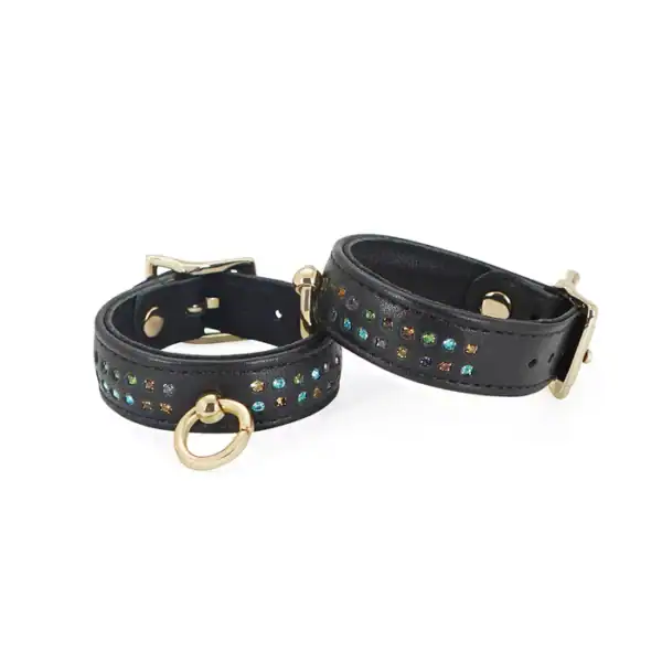 Menottes de Chevilles en Cuir Véritable de Vache Orné de Cristaux Multicolore Discrets avec Attaches O et Chaîne en Métal Doré