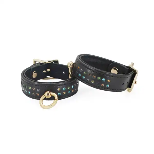 Esposas de piel de vaca auténtica con discretos cristales multicolores, anillos en O y cadena de metal dorado