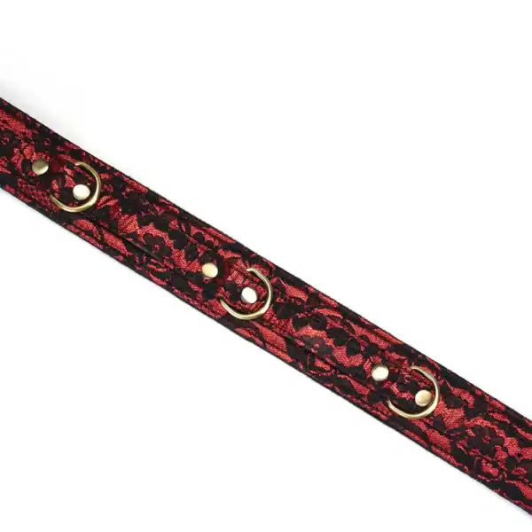 Menottes de cuisses en Cuir vegan rouge et noir avec boucles laiton vieilli dorés avec doublure en fourrure synthétique douce