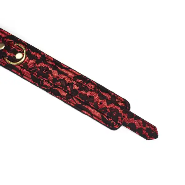 Menottes de cuisses en Cuir vegan rouge et noir avec boucles laiton vieilli dorés avec doublure en fourrure synthétique douce