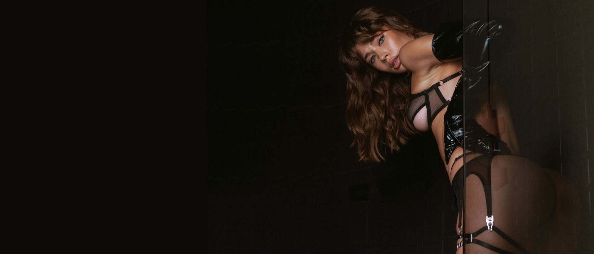 Stefania Set von Pivovarova: Schwarze Dessous aus Tüll mit grafischen Details, verstellbar und handgefertigt. Besteht aus BH, String, Strapsen und Strumpfhaltern.