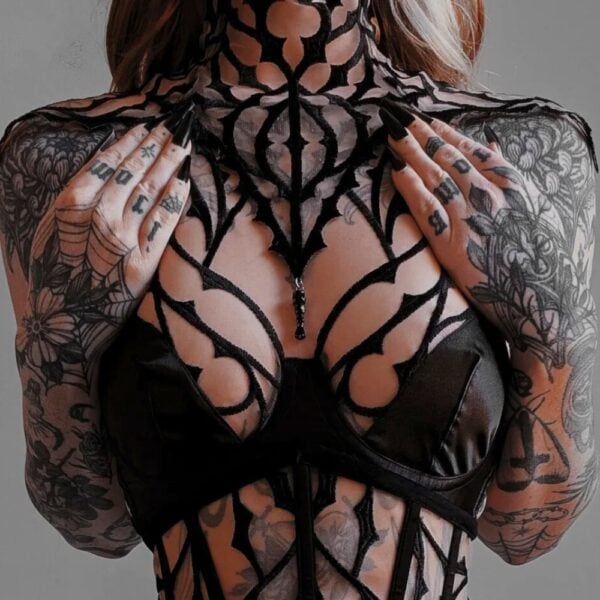 Vista de un conjunto de lencería DOGMA compuesto por un sujetador de escote halter de tul nude bordado negro con perlas, combinado con braguitas de talle alto de tul nude y satén vegano negro, que ilustra la alianza entre la arquitectura gótica y la elegancia contemporánea.