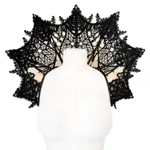 Collier gothique Videnoir en tulle nude, orné de velours noir et dentelle brodée. Design inspiré des vitraux de cathédrale. Structure à baleines métalliques pour un port majestueux.