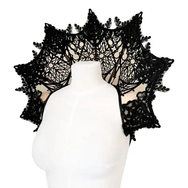 Collier gothique Videnoir en tulle nude, orné de velours noir et dentelle brodée. Design inspiré des vitraux de cathédrale. Structure à baleines métalliques pour un port majestueux.
