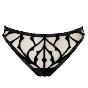 Hipster-Tanga aus nudefarbenem, schwarz besticktem Tüll mit satiniertem Dreiecksdetail an der Vorderseite. Minimalistischer Rücken aus weichem Tüll. Veganes Höschen, leicht und bequem.