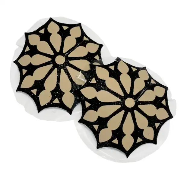 Selbstklebende Nippelabdeckungen mit schwarzem, glitzerndem Gothic-Rosettenmuster auf nudefarbener Basis. Weiches Material, flexibel und wiederverwendbar. Elegantes Lingerie-Accessoire aus der DOGMA-Kollektion.