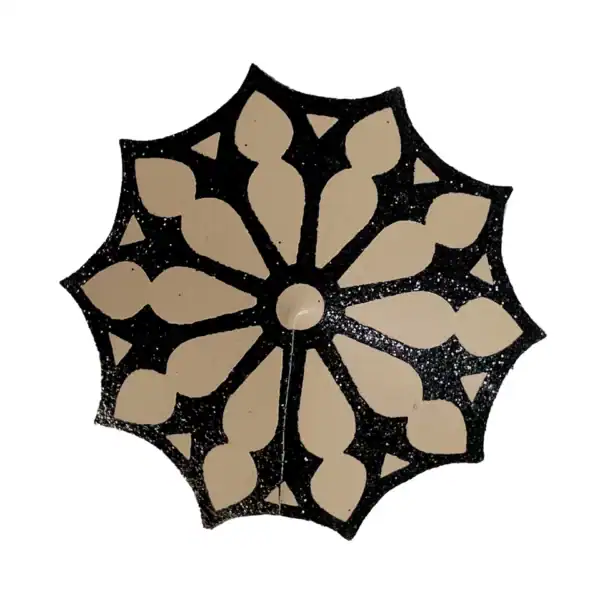 Selbstklebende Nippelabdeckungen mit schwarzem, glitzerndem Gothic-Rosettenmuster auf nudefarbener Basis. Weiches Material, flexibel und wiederverwendbar. Elegantes Lingerie-Accessoire aus der DOGMA-Kollektion.