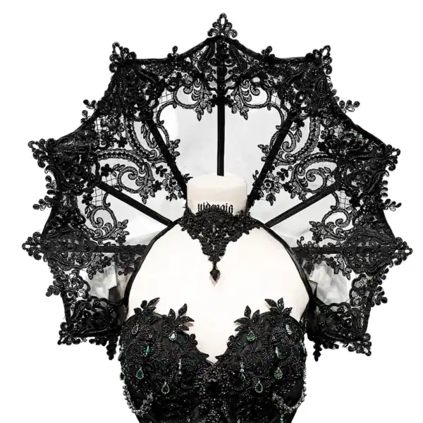Collar rígido de malla negra con bordado barroco y varillas metálicas, de estilo gótico y escultural.