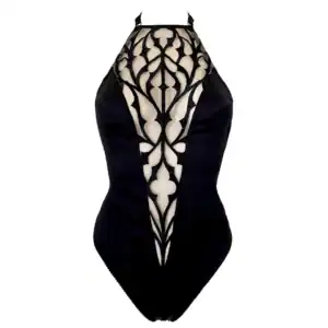 Bestickter Gothic-Body aus nudefarbenem Tüll, Stehkragen und V-Ausschnitt mit Illusionseffekt. Details aus schwarzem veganem Satin und Neckholder. Spitzenstück der DOGMA-Kollektion von Videnoir.