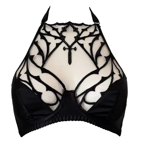Gothic-BH aus nudefarbenem, schwarz besticktem Tüll mit facettierten Perlen. Halbschalen aus schwarzem, gefüttertem Satin und verstellbarer Halfterkragen. Dramatische Eleganz und bequemer Halt.
