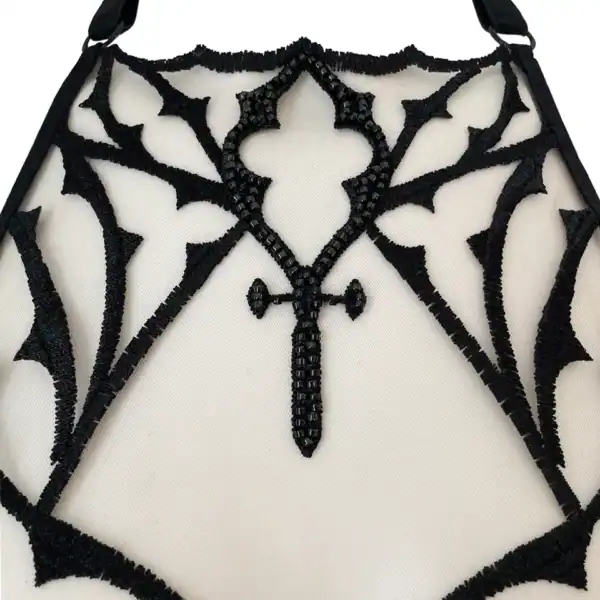Gothic-BH aus nudefarbenem, schwarz besticktem Tüll mit facettierten Perlen. Halbschalen aus schwarzem, gefüttertem Satin und verstellbarer Halfterkragen. Dramatische Eleganz und bequemer Halt.