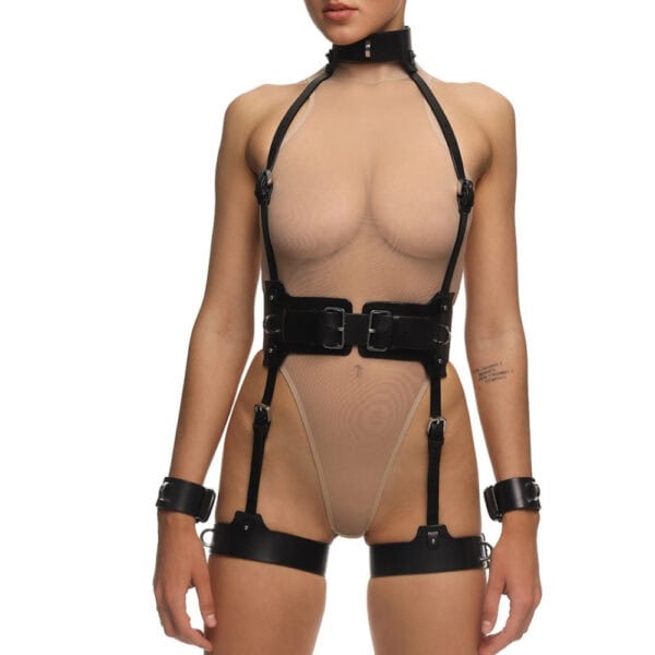 ANOESES Cuir - REVNA Full Set Harness Полный комплект REVNA от Anoeses: черный кожаный бондажный комплект со шлейками, ошейником, поясом и манжетами на бедрах, соединенными ремешками - графический и фетиш-силуэт с сильным стилем.