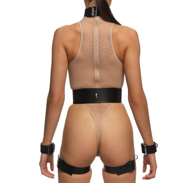 ANOESES Cuir - REVNA Full Set Harness Полный комплект REVNA от Anoeses: черный кожаный бондажный комплект со шлейками, ошейником, поясом и манжетами на бедрах, соединенными ремешками - графический и фетиш-силуэт с сильным стилем.