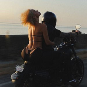 Langer Rock aus fließendem, dehnbarem Biflex von Anoeses, mit Metallringen verziert und mit einem hohen, verstellbaren Schlitz versehen - eine sinnliche, handgefertigte Kreation.