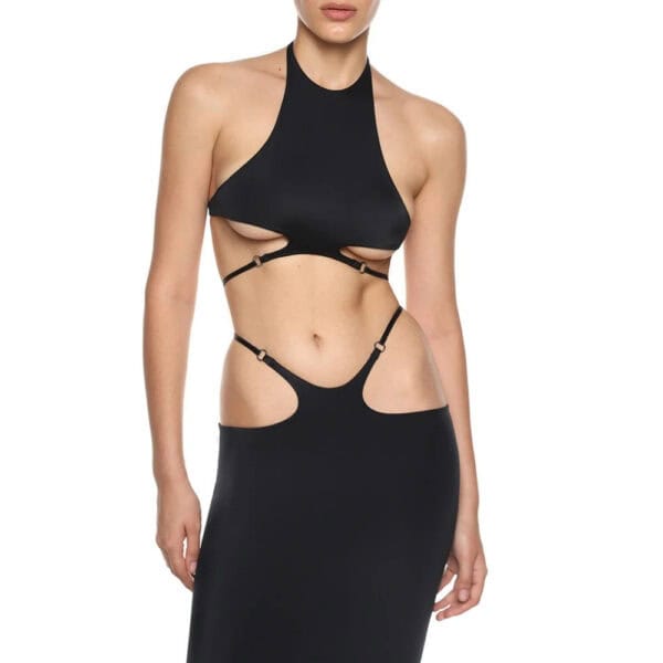 Stellare Anoeses Set bestehend aus einem Neckholder-Top mit verstellbaren Trägern und einem geschlitzten Rock aus fließendem Biflex - grafisches Design, Metallringe, sinnlicher Schnitt und handwerkliche Fertigung.