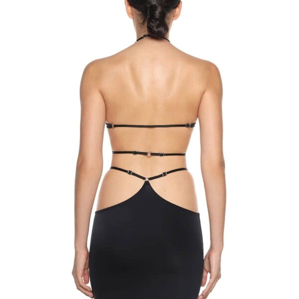 Stellare Anoeses Set bestehend aus einem Neckholder-Top mit verstellbaren Trägern und einem geschlitzten Rock aus fließendem Biflex - grafisches Design, Metallringe, sinnlicher Schnitt und handwerkliche Fertigung.