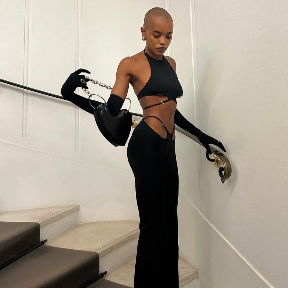 Stellare Anoeses Set bestehend aus einem Neckholder-Top mit verstellbaren Trägern und einem geschlitzten Rock aus fließendem Biflex - grafisches Design, Metallringe, sinnlicher Schnitt und handwerkliche Fertigung.