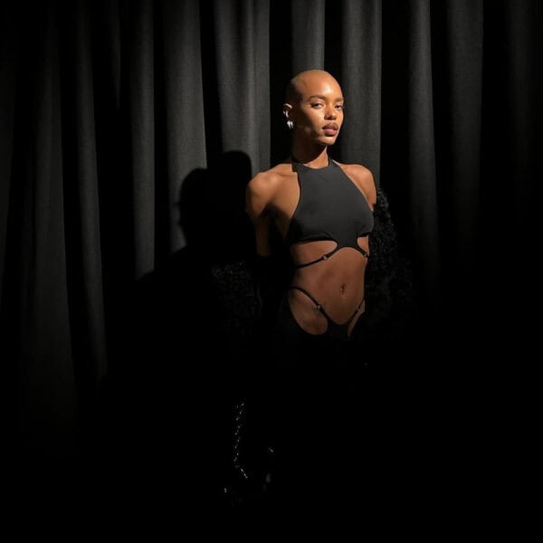 Stellare Anoeses Set bestehend aus einem Neckholder-Top mit verstellbaren Trägern und einem geschlitzten Rock aus fließendem Biflex - grafisches Design, Metallringe, sinnlicher Schnitt und handwerkliche Fertigung.