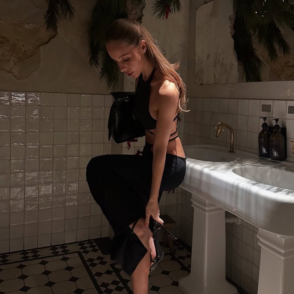 Stellare Anoeses Set bestehend aus einem Neckholder-Top mit verstellbaren Trägern und einem geschlitzten Rock aus fließendem Biflex - grafisches Design, Metallringe, sinnlicher Schnitt und handwerkliche Fertigung.