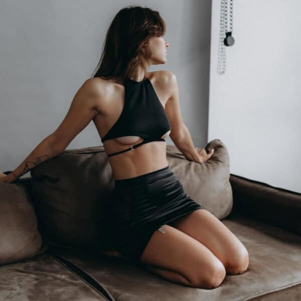 Stellare Top aus doppeltem Biflex von Anoeses, Neckholder mit verstellbaren Trägern mit Metallringen - grafischer Schnitt, eng anliegende Passform, handgefertigt.