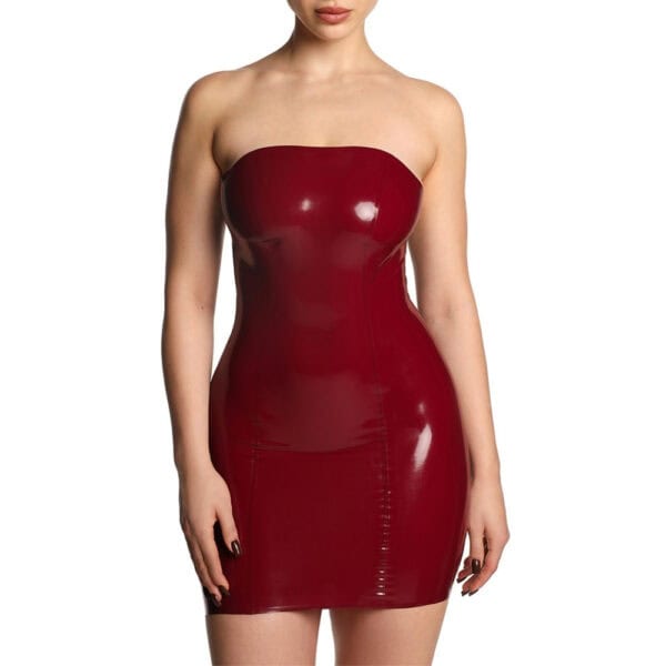 Vestido de tirantes "Impulse" de látex burdeos de ANOESES, con lazada en la espalda, finos tirantes desmontables y acabado ultra entallado: una creación sensual, artesanal y ética.