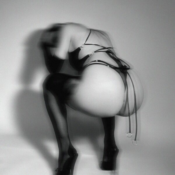 Soutien-gorge souple Eros en jersey extensible avec coupe ouverte, élastique picot, anneaux métalliques argentés, dos noué et bretelles réglables pour un ajustement parfait.