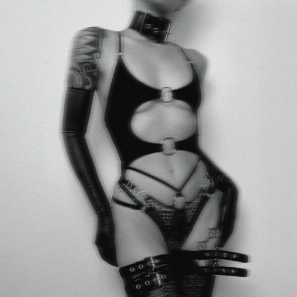 Soutien-gorge souple Eros en jersey extensible avec coupe ouverte, élastique picot, anneaux métalliques argentés, dos noué et bretelles réglables pour un ajustement parfait.