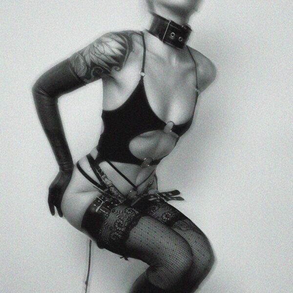 Soutien-gorge souple Eros en jersey extensible avec coupe ouverte, élastique picot, anneaux métalliques argentés, dos noué et bretelles réglables pour un ajustement parfait.