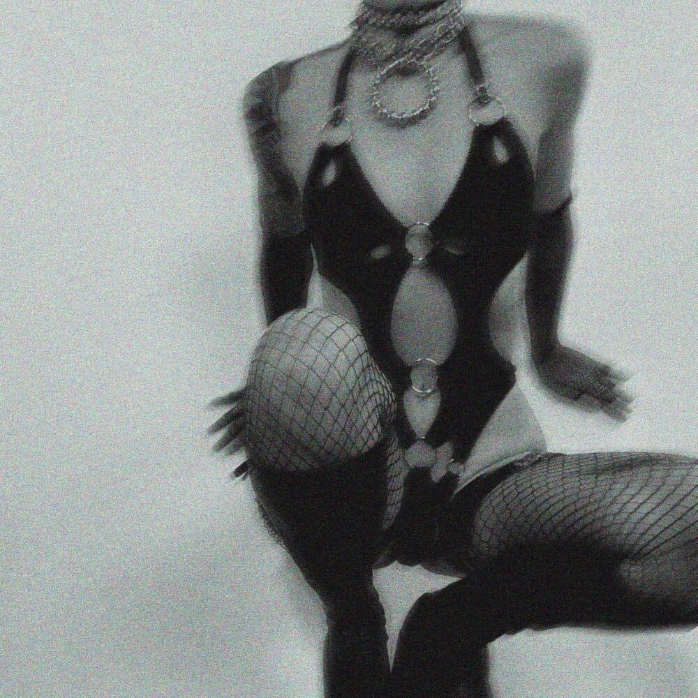 Erato Body aus weichem, dehnbarem Jersey mit präzisen Ausschnitten, Tropfenöffnungen, Picot-Gummiband, verstellbaren und abnehmbaren Trägern, dezenter silberfarbener Hardware.